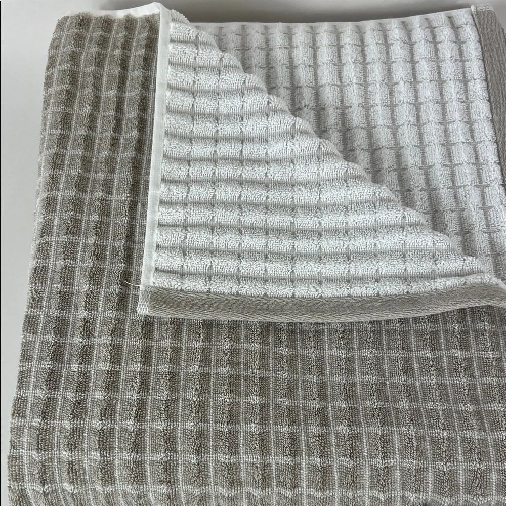 DKNY Eco-Hue Bath Towels Textured Tan White Checkered Soft Cotton Set of 2 NEW